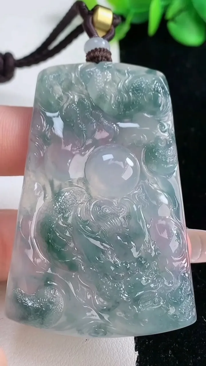 天然A货翡翠种飘花龙牌吊坠，尺寸60.2-38.5-4.9，重量:33.76g
12月31日