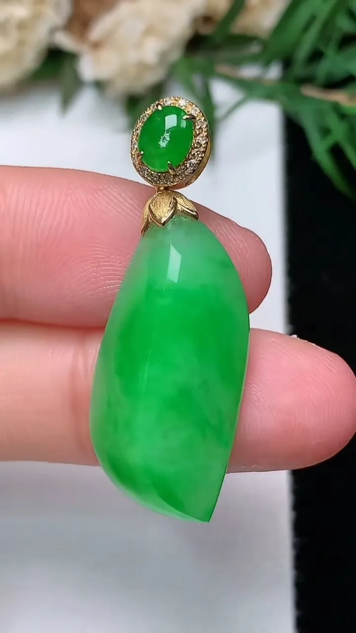 天然A货翡翠随形吊坠，尺寸24-12.5-8.8，重量:5.41g
12月31日