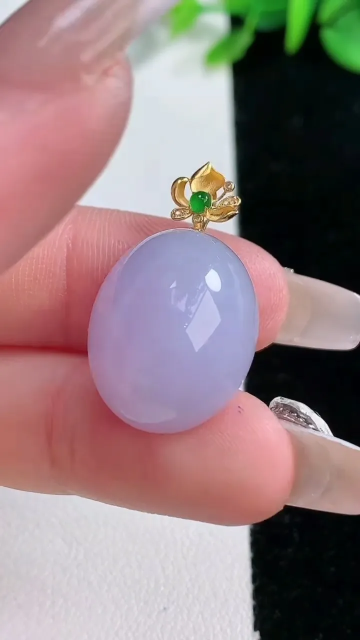 天然A货翡翠18K金紫罗兰蛋面吊坠，尺寸20.2-16.3-10，重量:5.95g
12月31日