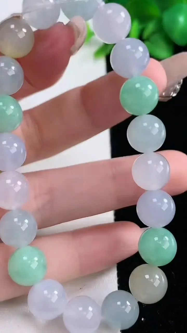 天然A货翡翠种三彩圆珠手串，尺寸10-20颗，重量:35.63g12月31日
工厂直销收藏佳品,种好水足，色泽均匀，有种有色，上手高大气！