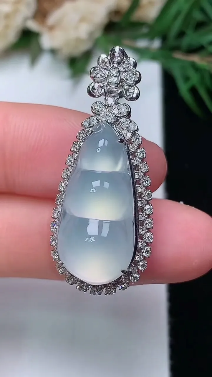 天然A货翡翠白冰福豆吊坠，尺寸33.8-14.3-11.5，裸石21.5-10.2，重量:5.21g
12月31日，重量:5.21g