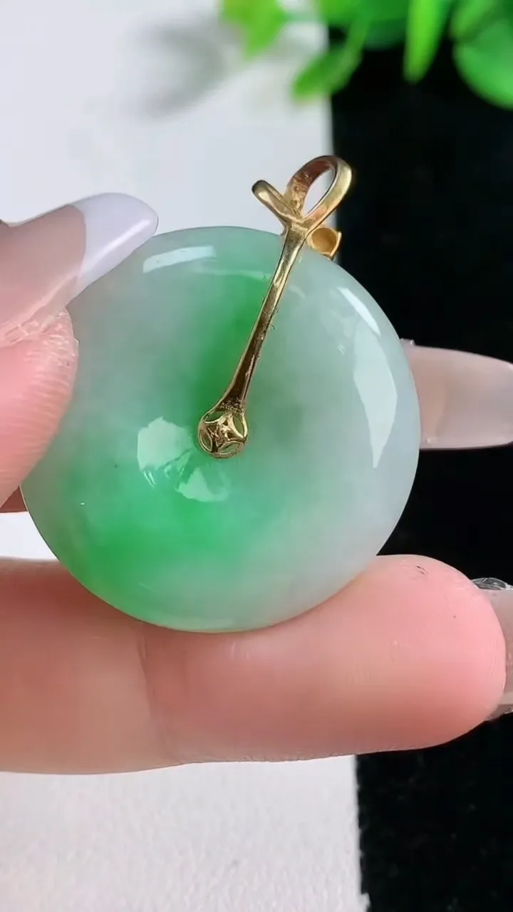 天然A货翡翠平安扣吊坠，尺寸27.6-5.3，重量:9.28g
12月31日