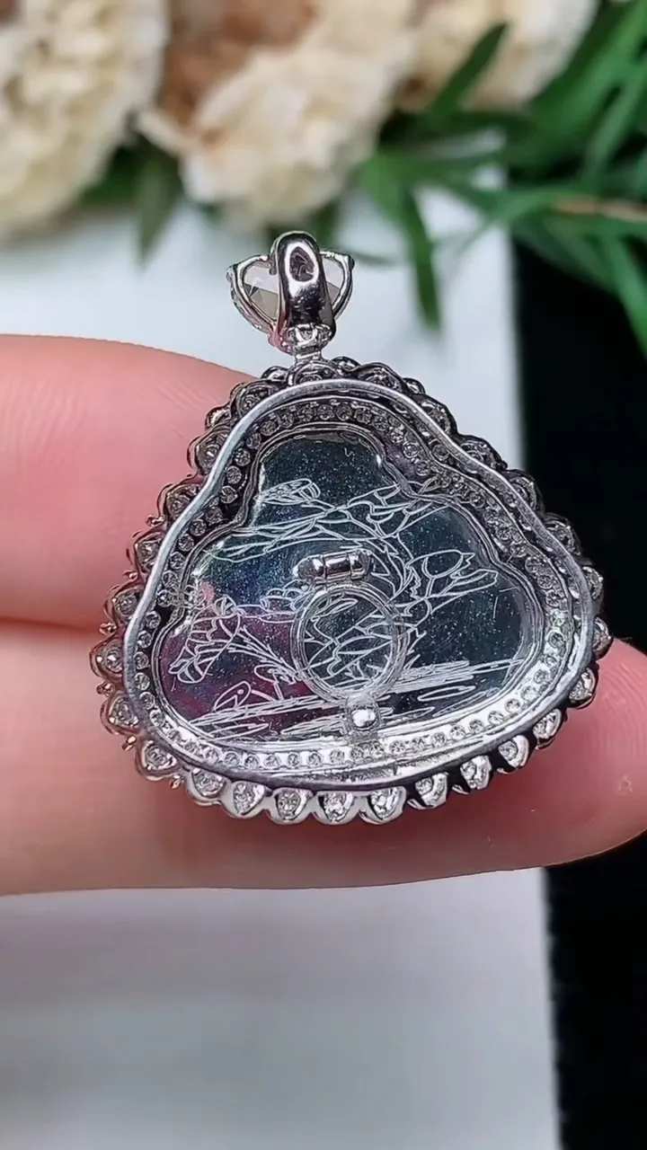 天然A货翡翠佛公吊坠，尺寸25.9-22-10.3，裸石14.4-17.7，重量:4.28g
12月31日