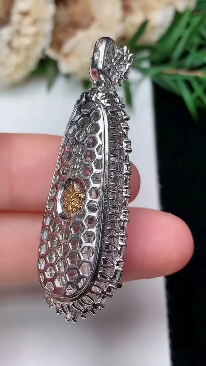 天然A货翡翠福豆吊坠，尺寸46.6-16.2-14.2，裸石29-9.5
12月31日