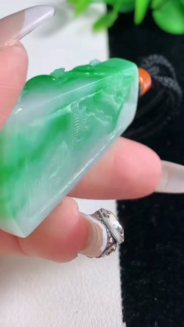 天然A货翡翠山水牌吊坠，尺寸44.5-26.7-11.2，重量:29.94g
12月31日