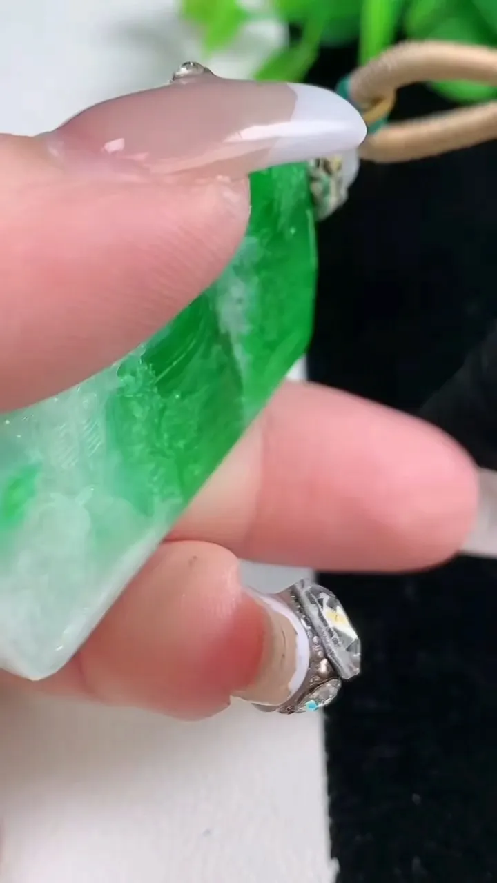 天然A货翡翠山水牌吊坠，尺寸41.3-27.8-8.4，重量:23.37g
12月31日