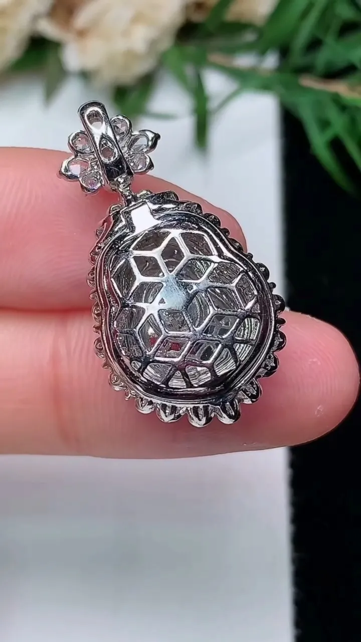 天然A货翡翠葫芦吊坠，尺寸27.7-14.8-10.5，裸石12.9-10，重量:3.89g
12月31日