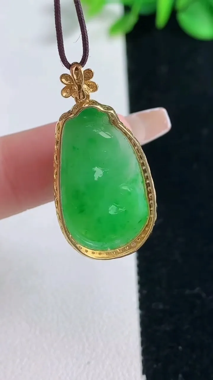 天然A货翡翠如意吊坠，尺寸31.7-16-7.8，裸石24-14重量:4.40g
12月31日