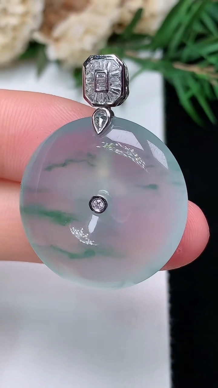 天然A货翡翠飘花平安扣吊坠，尺寸24.7-5.6，重量:7.86g
12月31日