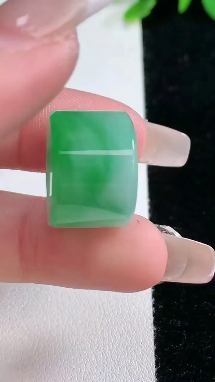 天然A货翡翠路路通吊坠，尺寸12.8-18.4，重量:7.80g
12月31日