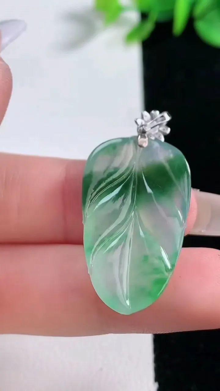 天然A货翡翠金枝玉叶 叶子吊坠，尺寸29.3-17.5-4，重量:4.12g
12月31日