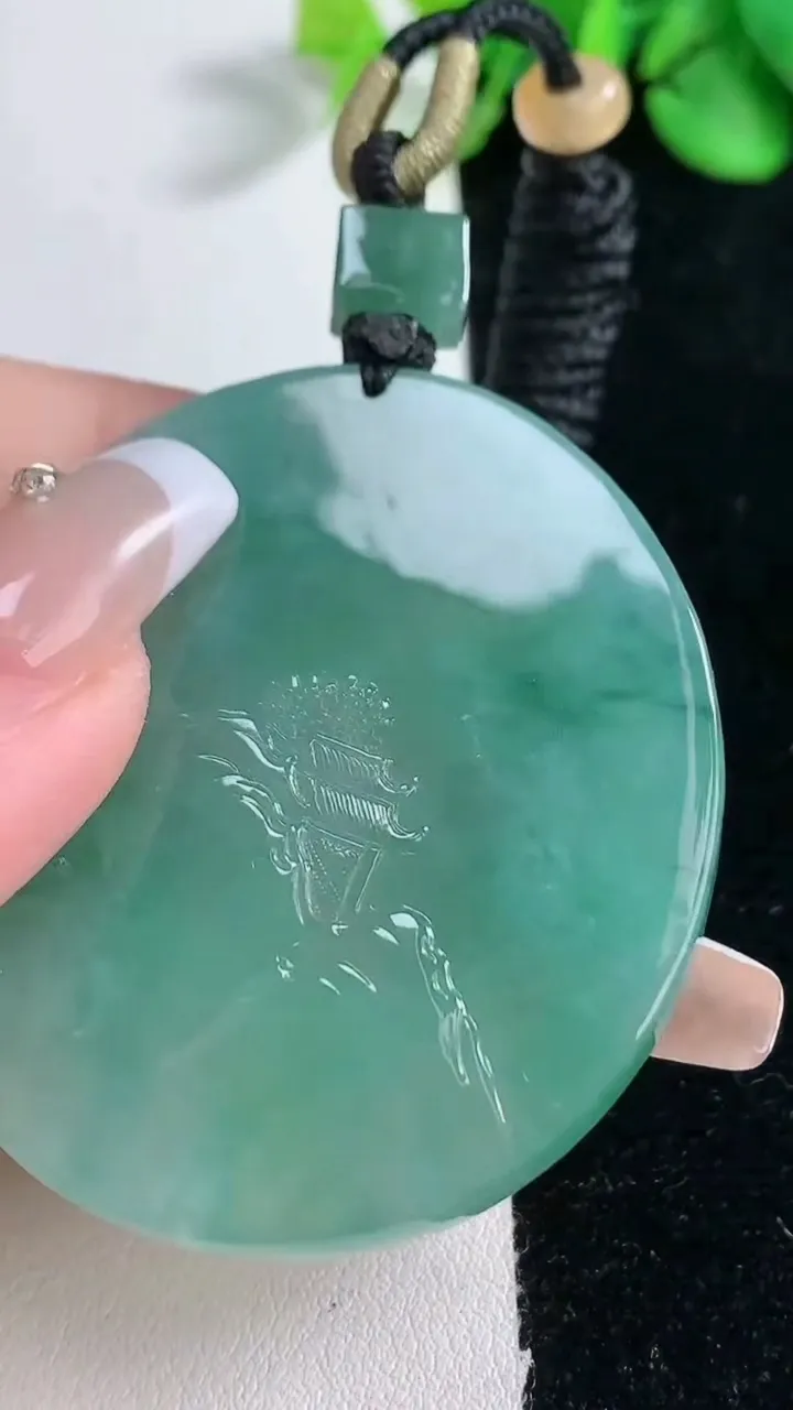 天然A货翡翠山水牌吊坠，尺寸50-45-5.1，重量:30.69g
12月31日