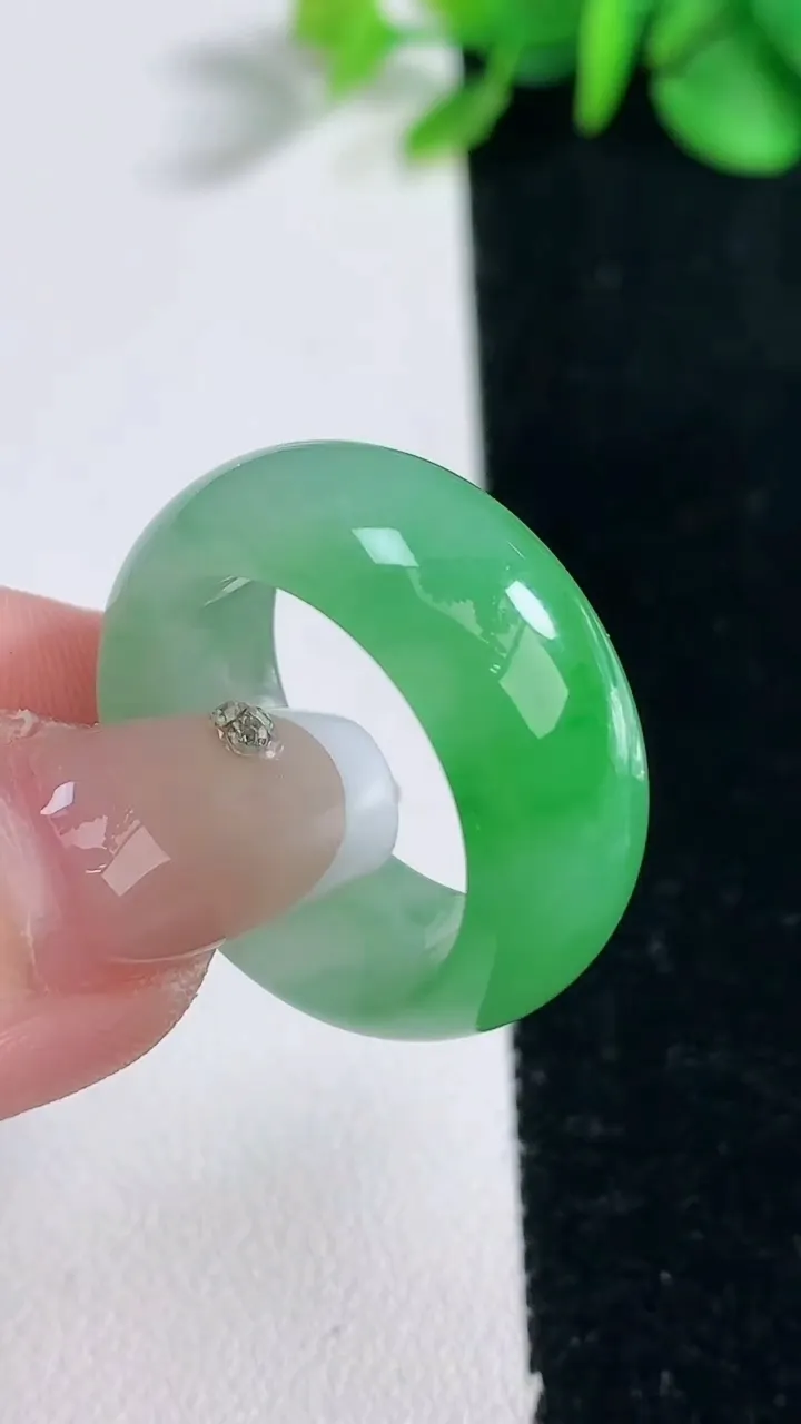 天然A货翡翠指环扳指，尺寸18.8-10-4，重量:8.71g2025年12月31日
工厂直销收藏佳品,种好水足，色泽均匀，有种有色，上手高大气！