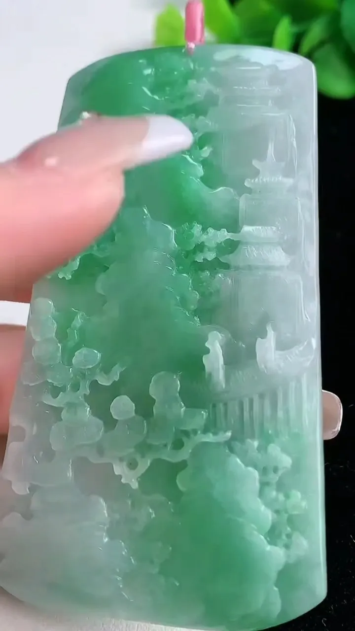 天然A货翡翠山水牌吊坠，尺寸77-44.2-5.8，重量:46.45g
12月31日