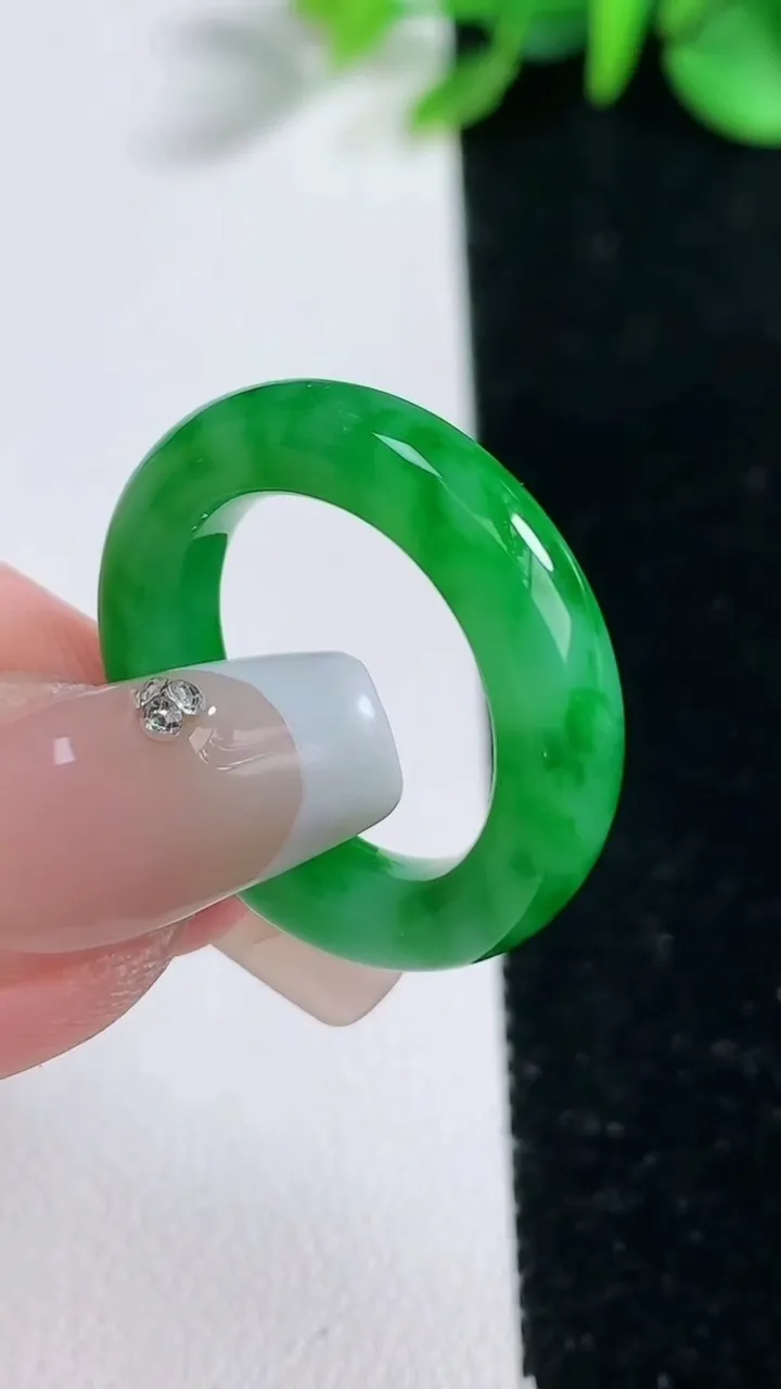 天然A货翡翠指环戒指，尺寸17.6-5.2-4.1，重量:4.85g2025年12月31日
工厂直销