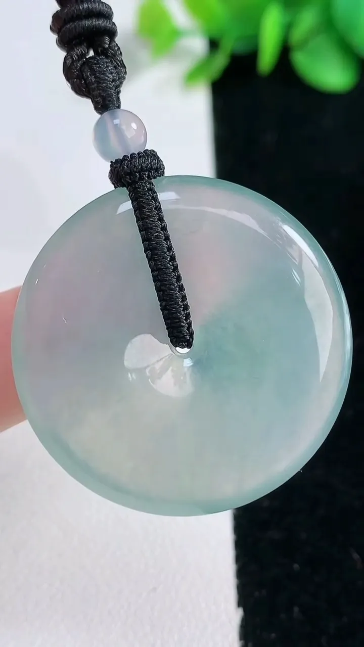 天然A货翡翠平安扣吊坠，尺寸33.2-5.7，重量:17.40g
12月31日