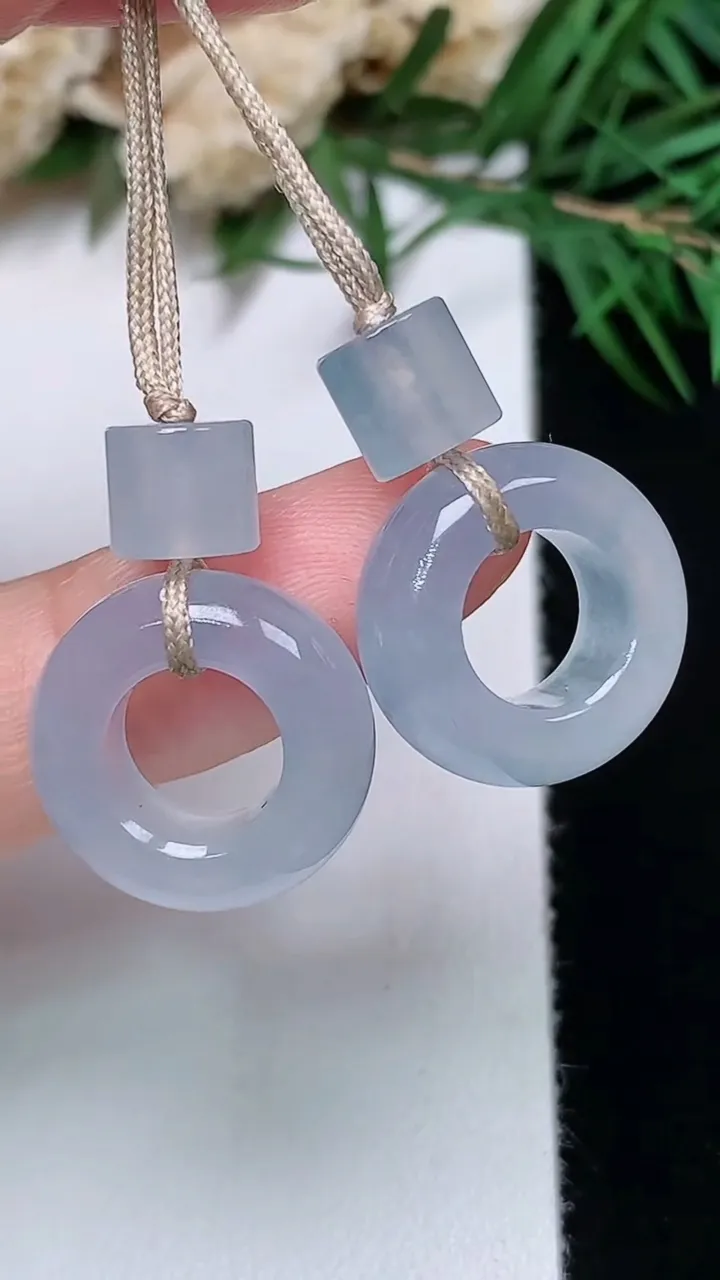 天然A货翡翠白冰平安环一对，尺寸15.8-5.8，重量:6.47g
12月31日