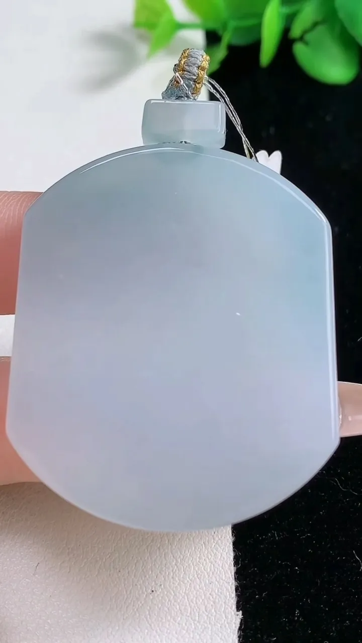 天然A货翡翠种紫罗兰无事牌吊坠，尺寸46.7-39.4-6，重量:32.62g
12月31日