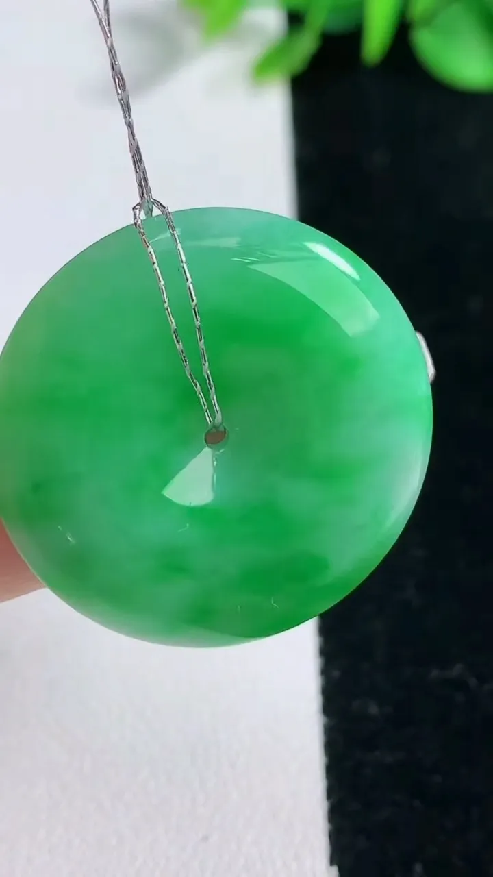 天然A货翡翠平安扣吊坠，尺寸30.4-5.9，重量:11.23g
12月31日