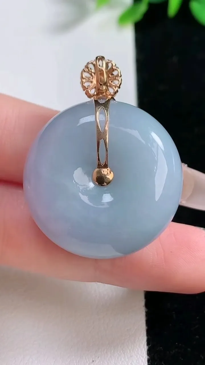 天然A货翡翠平安扣吊坠，尺寸28.5-13.4，重量:24.36g
12月31日