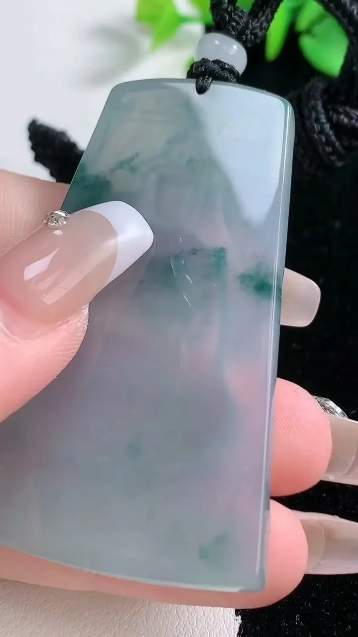 天然A货翡翠种飘花大势至菩萨吊坠，尺寸59-36.7-5.4，重量:31.38g
12月31日