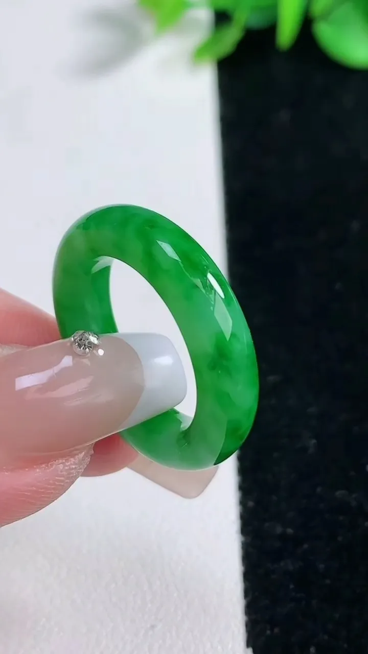天然A货翡翠指环戒指，尺寸17.6-5.2-4.1，重量:4.85g2025年12月31日
工厂直销收藏佳品,种好水足，色泽均匀，有种有色，上手高大气！
