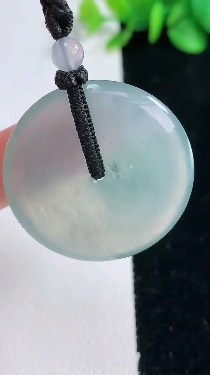 天然A货翡翠平安扣吊坠，尺寸33.2-5.7，重量:17.40g
12月31日