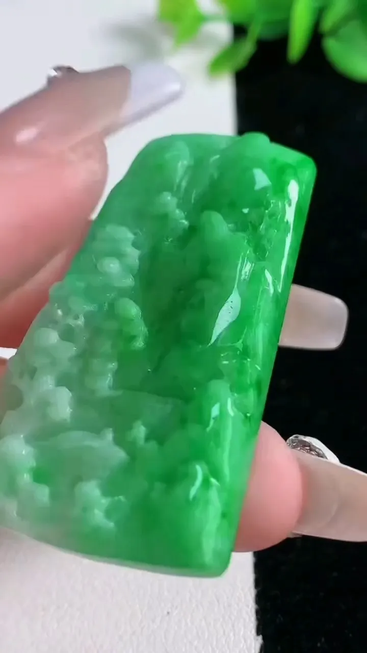 天然A货翡翠山水牌吊坠，尺寸50-30.3-4.8，重量:19.20g
12月31日