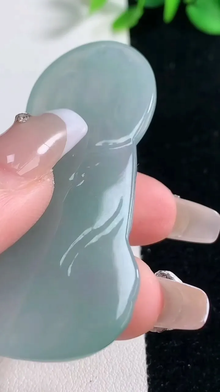 天然A货翡翠观音菩萨吊坠，尺寸61-31.8-6.5，重量:24.00g
12月31日