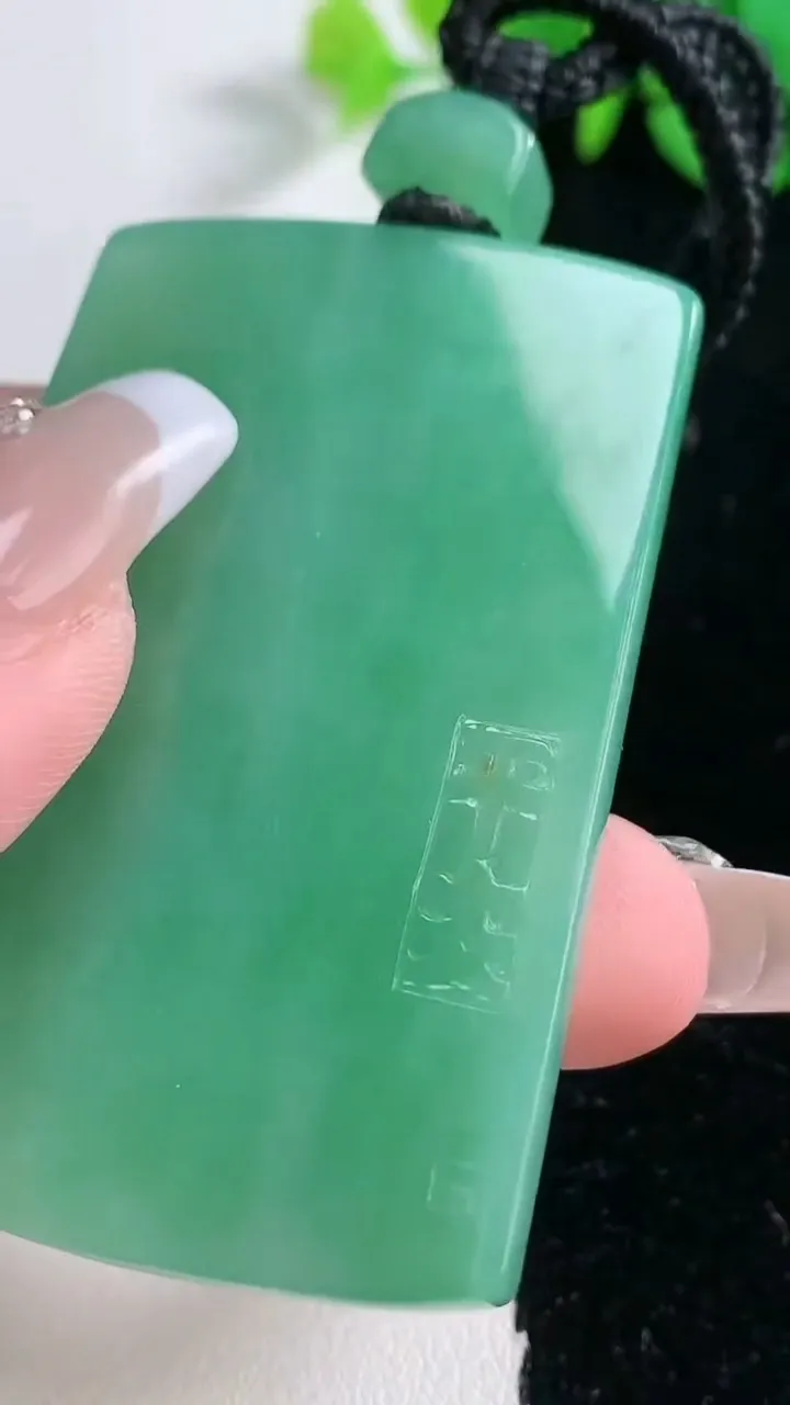 天然A货翡翠仿古无事牌吊坠，尺寸56.2-37.4-6.5，重量:43.52g
12月31日