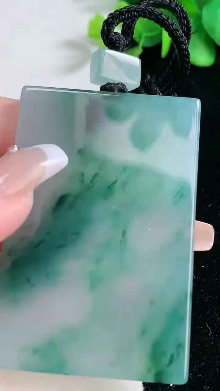 天然A货翡翠种飘花无事牌吊坠，尺寸61.7-40.5-5.6，重量:52.43g
12月31日