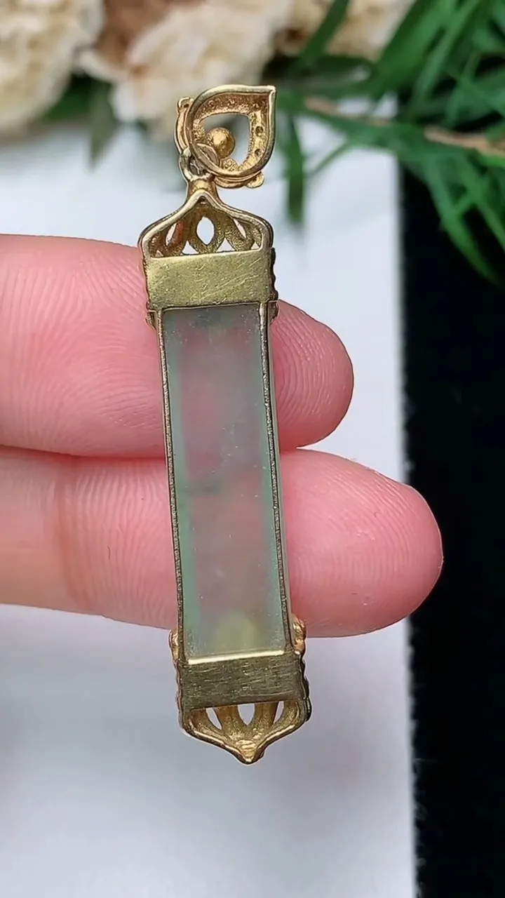 天然A货翡翠平安柱吊坠，尺寸21-6.8-4，重量:4.17g
12月31日