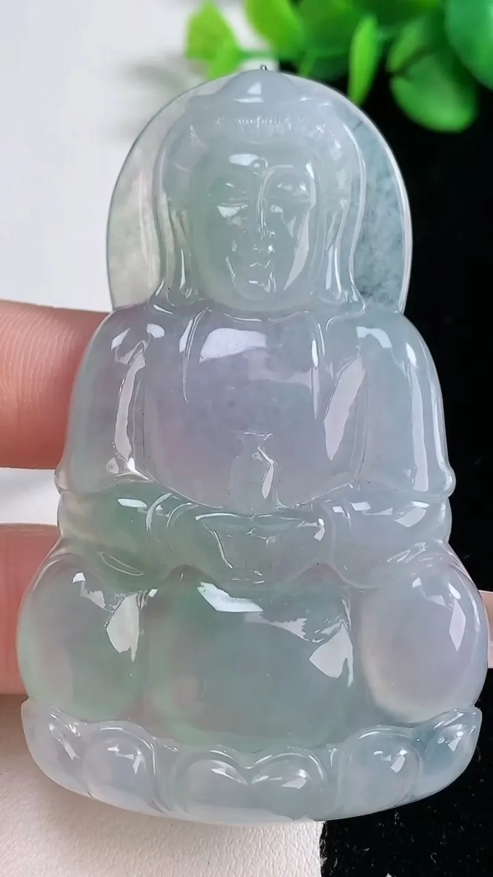 天然A货翡翠观音菩萨吊坠，尺寸70.6-43-5.7，重量:30.33g
12月31日