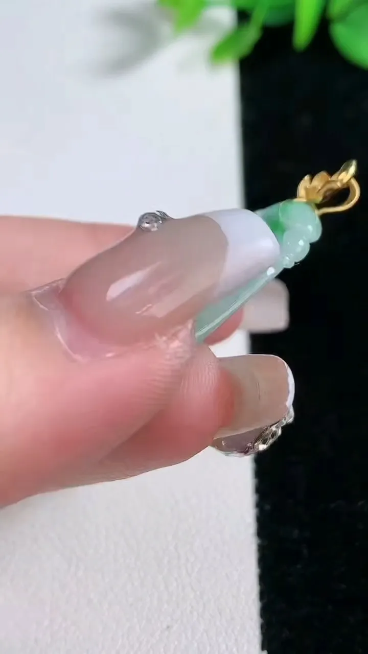 天然A货翡翠如意吊坠，尺寸42.8-21.5-5.2，重量:9.29g
12月31日