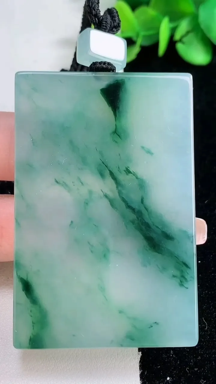 天然A货翡翠种飘花无事牌吊坠，尺寸61.7-40.5-5.6，重量:52.43g
12月31日