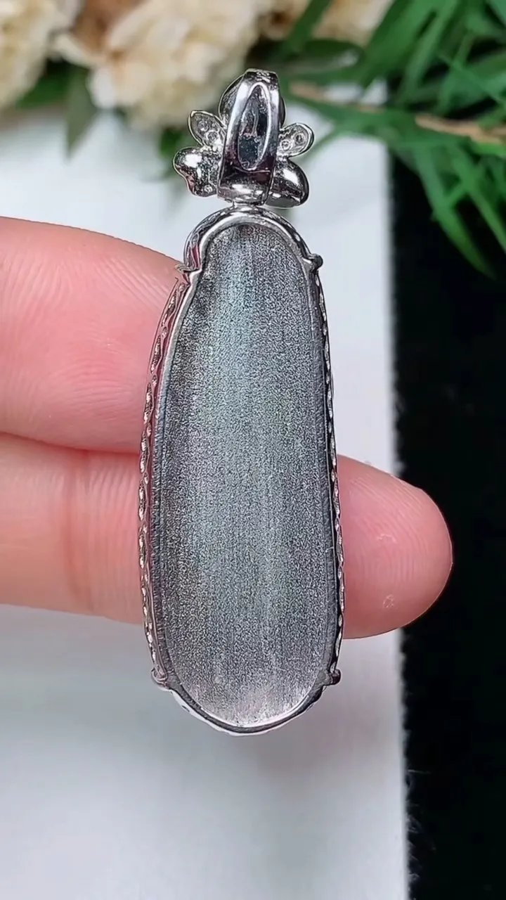 天然A货翡翠福豆吊坠，尺寸30.8-12.5-7.8，重量:5.55g
12月31日