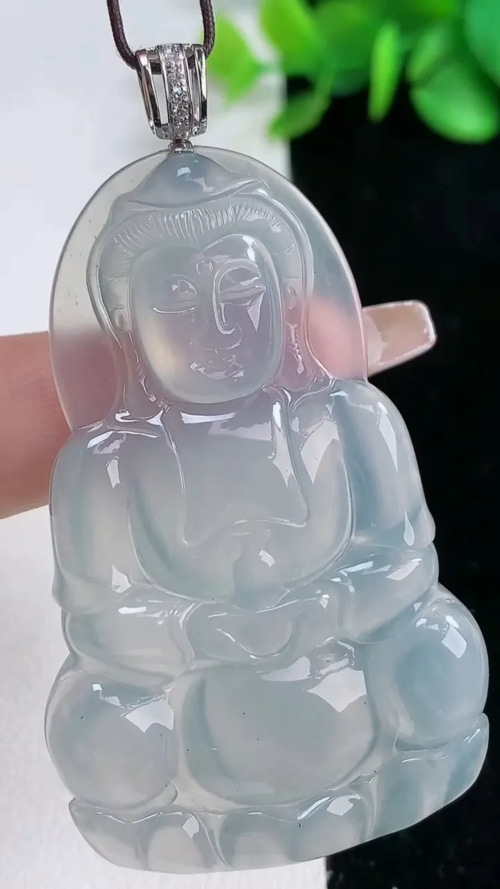 天然A货翡翠种白冰观音菩萨吊坠，尺寸56.5-35.4-5.4，重量:18.65g
12月31日