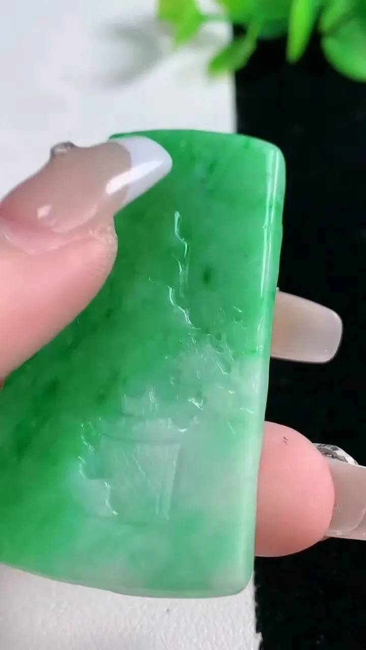 天然A货翡翠山水牌吊坠，尺寸50-30.3-4.8，重量:19.20g
12月31日