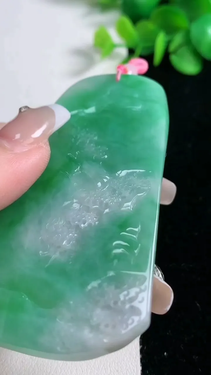 天然A货翡翠山水牌吊坠，尺寸75.2-53.8-6，重量:46.05g
12月31日