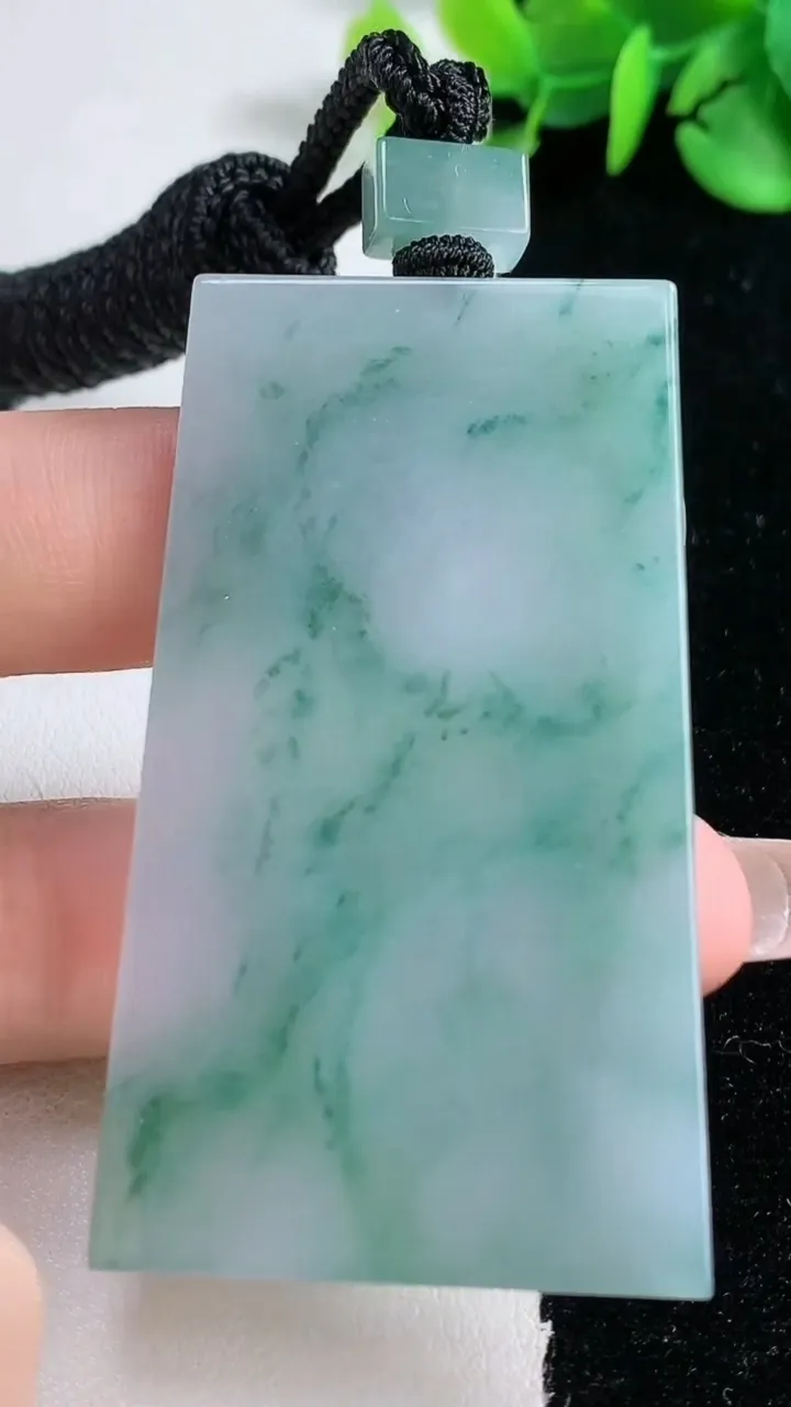 天然A货翡翠冰种飘花无事牌吊坠，尺寸58.6-34-4.7，重量:34.76g
12月31日