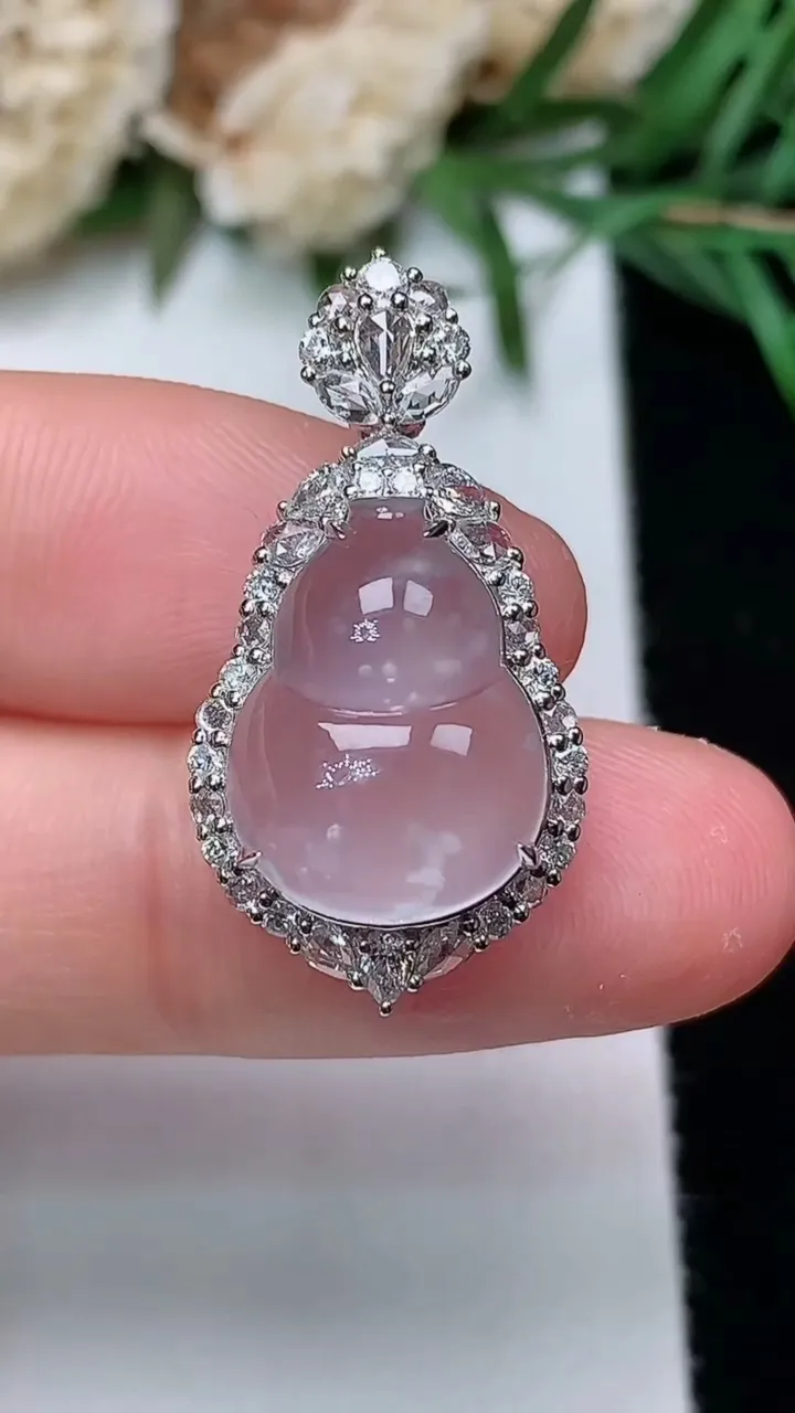 天然A货翡翠白冰葫芦吊坠，尺寸27.4-14.3-10.6，裸石14.7-11，重量:3.05g
1