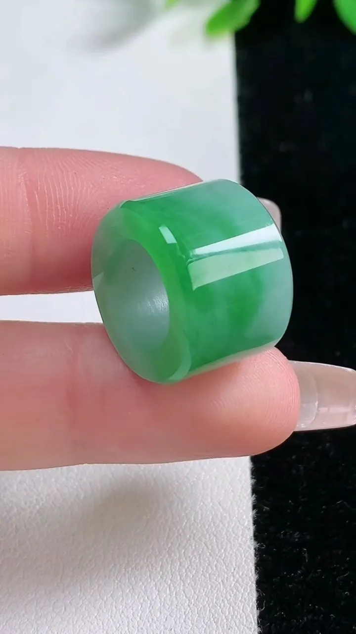 天然A货翡翠路路通吊坠，尺寸12.8-18.4，重量:7.80g
12月31日