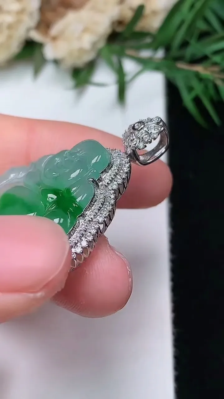 天然A货翡翠佛公吊坠，尺寸32.6-26.5-9
12月31日，重量:5.32g