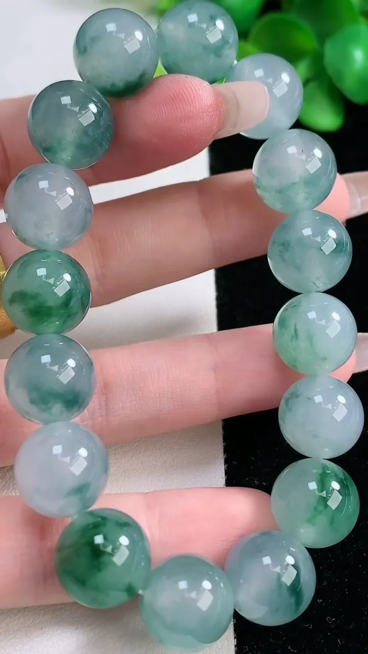 天然A货翡翠种飘花圆珠手串，尺寸12.7-16颗，重量:56.74g12月31日
工厂直销收藏佳品,种好水足，色泽均匀，有种有色，上手高大气！