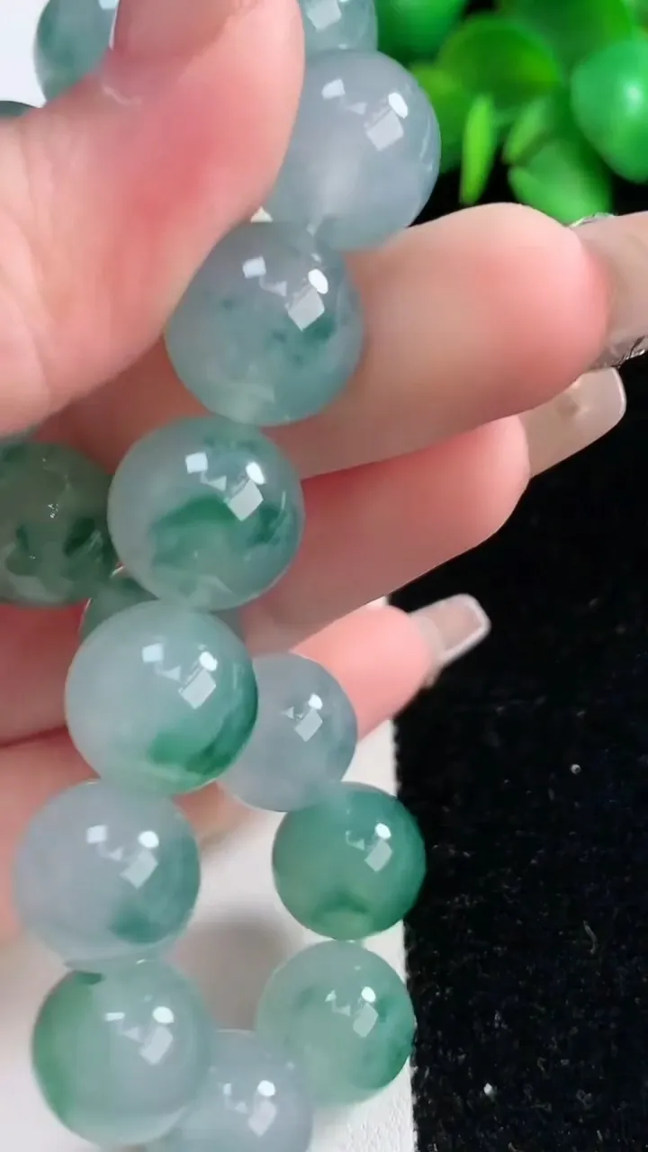 天然A货翡翠种飘花圆珠手串，尺寸12.7-16颗，重量:56.74g12月31日
工厂直销收藏佳品,种好水足，色泽均匀，有种有色，上手高大气！