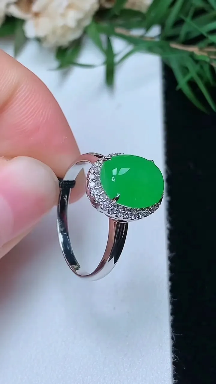 天然A货翡翠蛋面戒指，尺寸17.2-9.9-8，重量:2.66g2025年12月31日
工厂直销收藏佳品,种好水足，色泽均匀，有种有色，上手高大气！