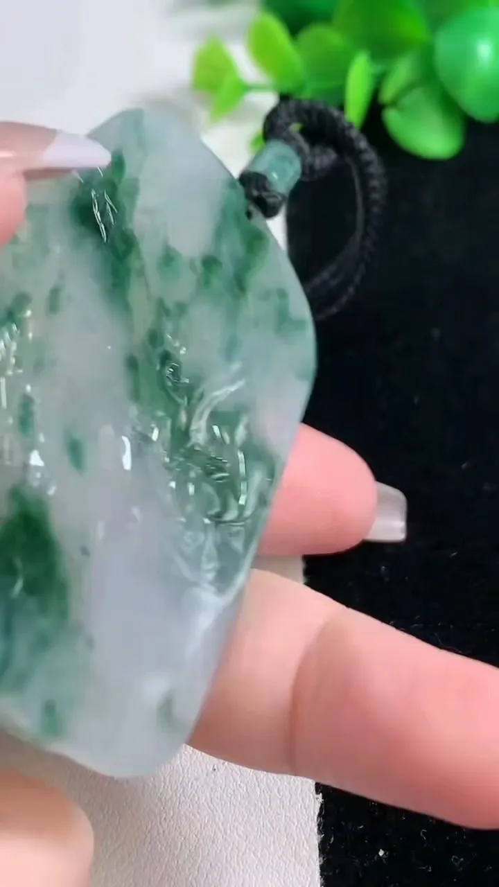 天然A货翡翠种飘花普贤菩萨吊坠，尺寸67.7-44-5.8，重量:44.30g
12月31日