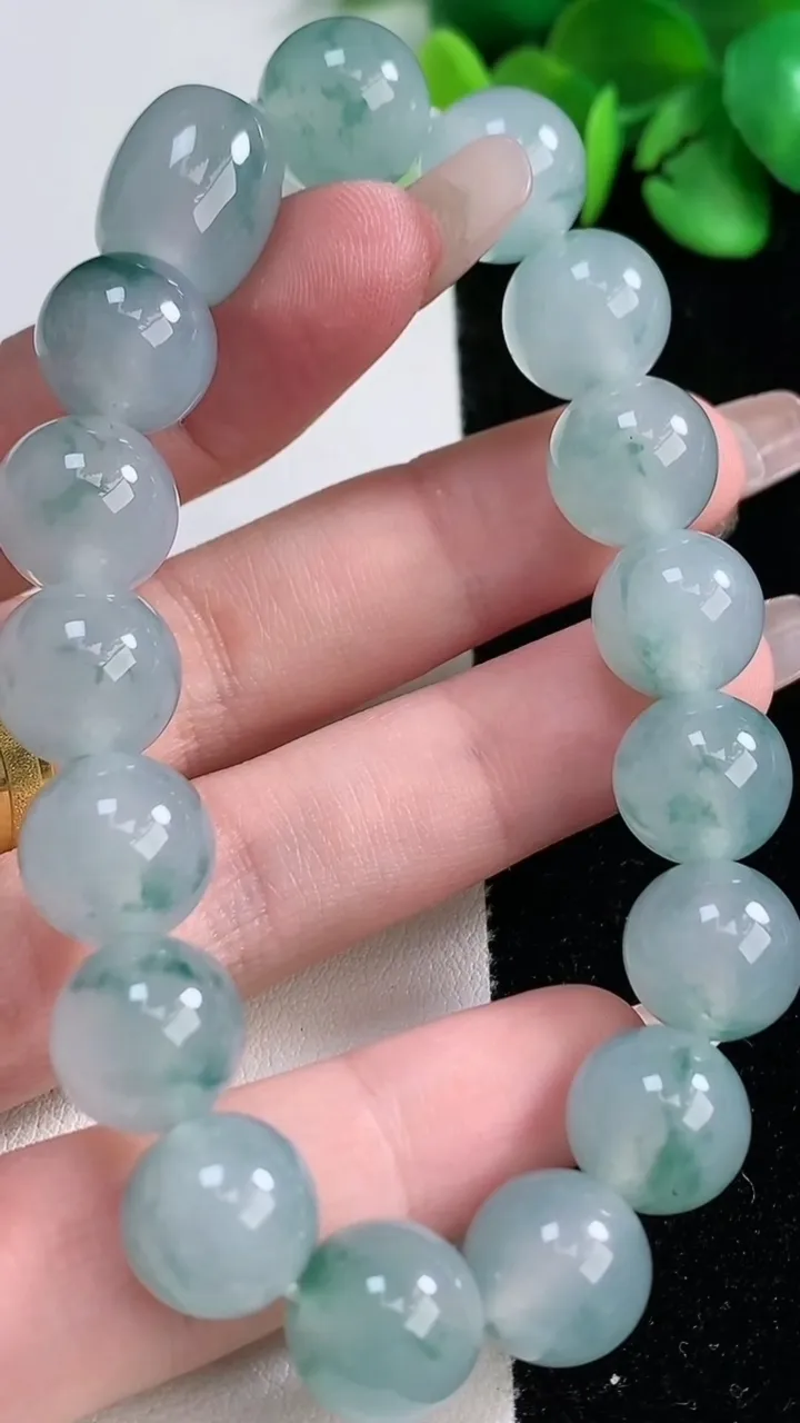 天然A货翡翠种飘花圆珠手串，尺寸12.4-11.6-17颗，重量:47.82g12月31日
工厂直销收藏佳品,种好水足，色泽均匀，有种有色，上手高大气！