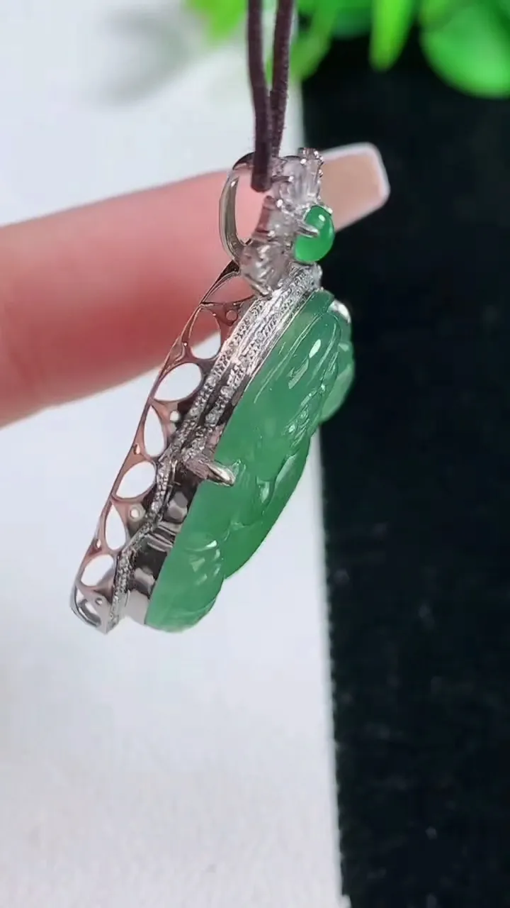 天然A货翡翠佛公吊坠，尺寸346-29.2-7，裸石20.8-26重量:6.26g
12月31日