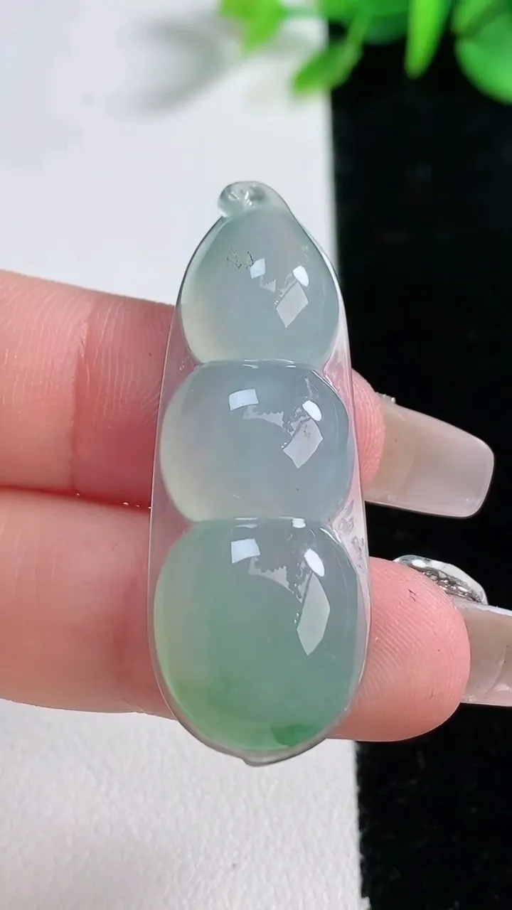 天然A货翡翠福豆吊坠，尺寸41.6-15.3-6.4，重量:6.65g
12月31日